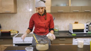 Pasta şefi ustaca tatil sipariş gerçekleştirir.