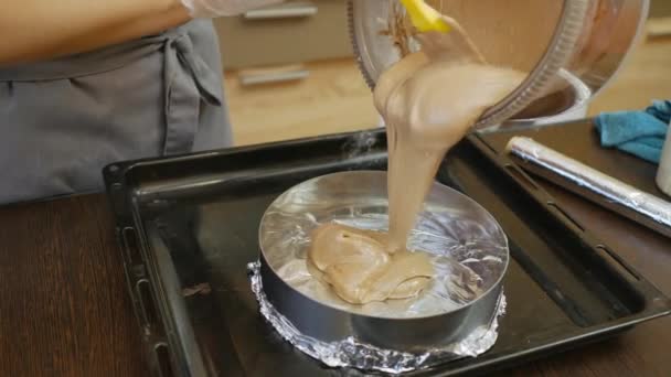 Le chef pâtissier exécute habilement ordre de vacances . — Video