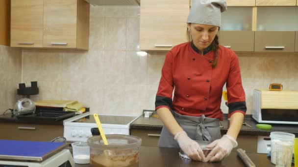 O chef de pastelaria executa habilmente a ordem de férias . — Vídeo de Stock