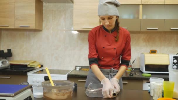 Pečivo chef provádí dovedně svátek pořadí. — Stock video