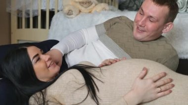 Bebek için bekleyen kadın. Bebek için beklerken bir kadın ve bir erkek arasındaki ilişki.