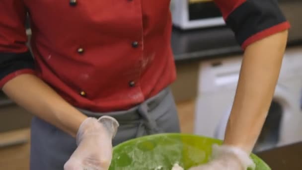 Pečivo chef provádí dovedně svátek pořadí. — Stock video