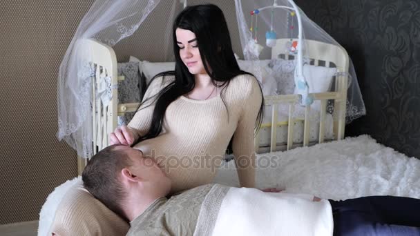 Kobieta czeka na dziecko. Relacja między mężczyzną i kobietą w oczekiwaniu na dziecko. — Wideo stockowe