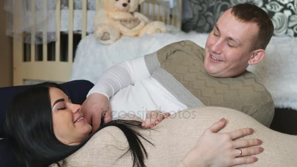 Žena čeká dítě. Vztah mezi mužem a ženou při čekání na dítě. — Stock video