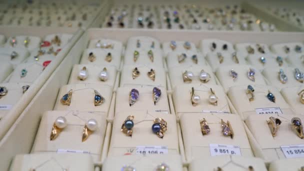 Κοσμήματα προς πώληση. Χρυσά δαχτυλίδια με διαμάντια και άλλες πολύτιμες πέτρες κοσμήματα για τις γυναίκες στην αγορά του χρυσού — Αρχείο Βίντεο