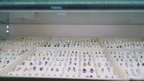 Šperky na prodej. Zlaté prsteny s diamanty a jinými drahokamy šperky pro ženy v trhu se zlatem — Stock video