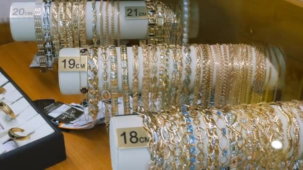 Ékszer eladó. Arany gyűrű, gyémánt és más drágakövek ékszer, a nők az arany piacán — Stock videók