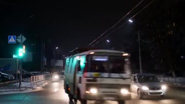 Orel, Rusya, 23 Ocak 2017, editoryal - bir dönüm Ekim sokakların ve sokak 60 yıl Ekim City Orel, Rusya Federasyonu. Gece atış zaman lapse modunda bir kesişme noktalarında araçların.