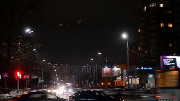 Orel, Ryssland, 23 januari 2017, redaktionella - en korsningen av gatorna oktober och gatan 60 år oktober i staden Orel, Ryssland. Nattbild av fordon i en korsning i time lapse-läget. — Stockvideo