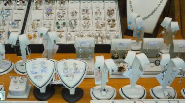 Takı Satılık. Altın yüzük pırlanta ve diğer değerli taşlar takı altın piyasasında kadınlar için ile