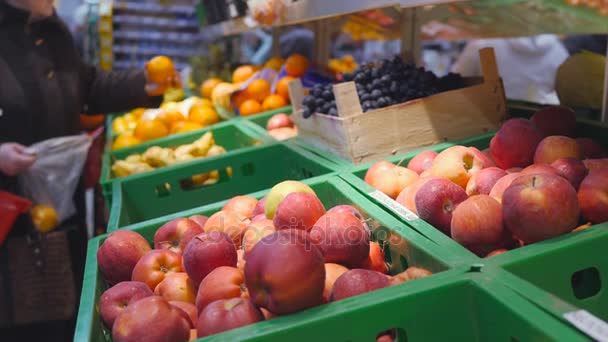 Mtsensk, Russia, 23 dicembre 2017. EDITORIALE - Comprare frutta nel negozio. Ortaggi freschi biologici e frutta sullo scaffale nel supermercato, mercato agricolo. Concetto di cibo sano. Vitamine e minerali — Video Stock