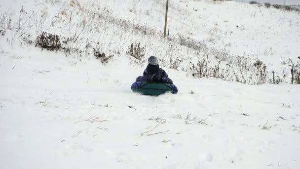 Winterspaß. Schlittschuhlaufen aus verschneiten Bergen. — Stockvideo