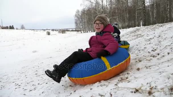 Winterspaß. Schlittschuhlaufen aus verschneiten Bergen. — Stockvideo