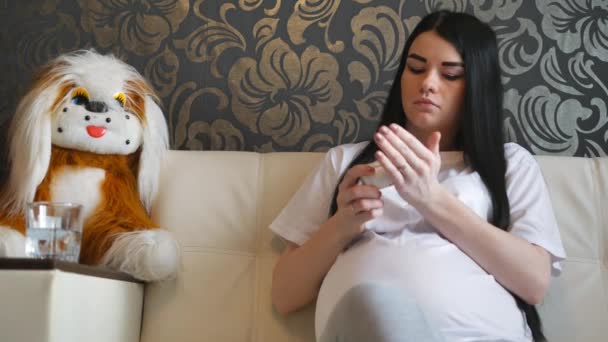 赤ちゃんを待っている女 — ストック動画