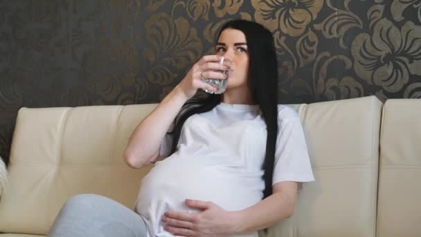 Mujer esperando al bebé — Vídeos de Stock