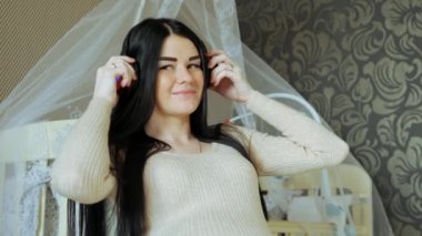 Bebek için bekleyen kadın. Bir kadın müziği dinliyor ve karnı doğmamış bir çocuk ile kulaklık koyar.
