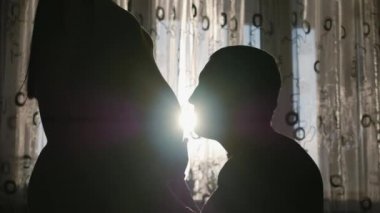 Bebek için bekleyen kadın. Bir erkek ve bir kadın bir pencere karşı siluetleri.