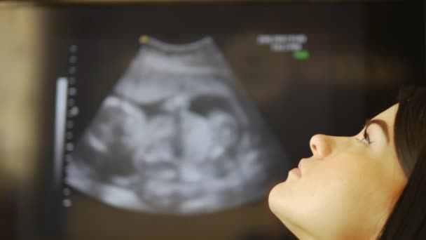 Vrouw te wachten voor de baby — Stockvideo