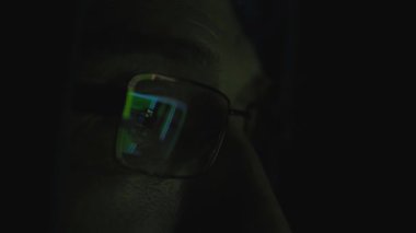bilgisayar monitörü arkasındaki adam. Internet bağımlılığı yansıma Hacker suç tarama gece geç saatlerde kod siber terörizm parola Uhd 4 k kesmek gözlük
