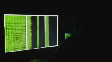 bilgisayar monitörü arkasındaki adam. Internet bağımlılığı yansıma Hacker suç tarama gece geç saatlerde kod siber terörizm parola Uhd 4 k kesmek gözlük