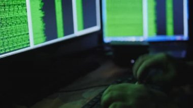 bilgisayar monitörü arkasındaki adam. Internet bağımlılığı yansıma Hacker suç tarama gece geç saatlerde kod siber terörizm parola Uhd 4 k kesmek gözlük