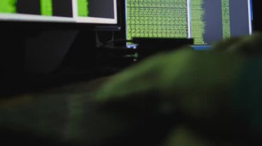 bilgisayar monitörü arkasındaki adam. Internet bağımlılığı yansıma Hacker suç tarama gece geç saatlerde kod siber terörizm parola Uhd 4 k kesmek gözlük