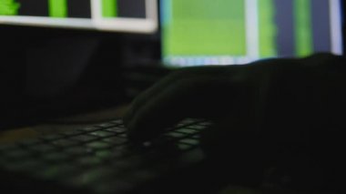 bilgisayar monitörü arkasındaki adam. Internet bağımlılığı yansıma Hacker suç tarama gece geç saatlerde kod siber terörizm parola Uhd 4 k kesmek gözlük