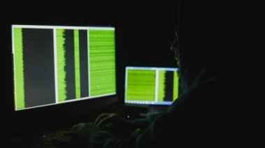 bilgisayar monitörü arkasındaki adam. Internet bağımlılığı yansıma Hacker suç tarama gece geç saatlerde kod siber terörizm parola Uhd 4 k kesmek gözlük