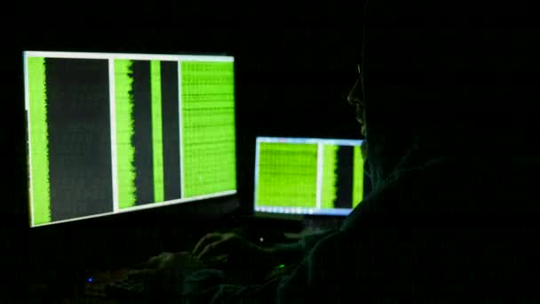 コンピューターのモニターの背後にある男。インターネット中毒反射ハッカー犯罪メガネ ブラウジングの深夜コード サイバー テロリズム パスワード ハッキングのフル hd 4 k — ストック動画