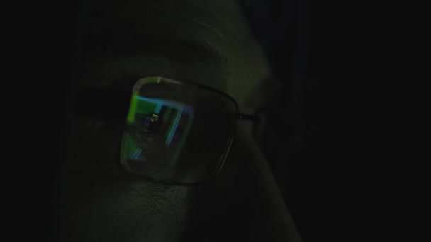 Hombre detrás del monitor de la computadora. Adicción a Internet Reflexión Hacker Crimen Gafas Navegación por la noche Código Ciberterrorismo Contraseña Hacking Uhd 4K — Vídeos de Stock