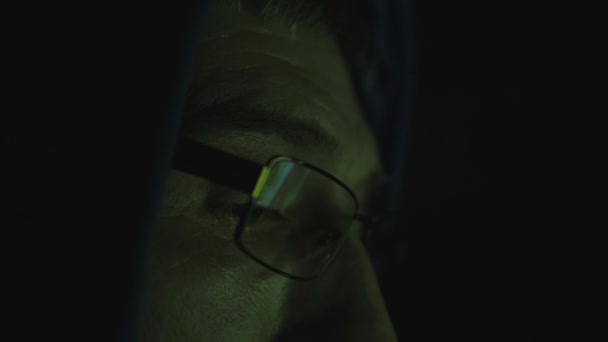 homme derrière le moniteur d'ordinateur. Internet Addiction Réflexion Hacker Crime Lunettes Navigation en retard Code de nuit Cyberterrorisme Mot de passe Piratage Uhd 4K 