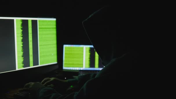 Homem atrás do monitor do computador. Internet Addiction Reflexão Hacker Crime Óculos Navegando Tarde Noite Código Ciberterrorismo Senha Hacking Uhd 4K — Vídeo de Stock