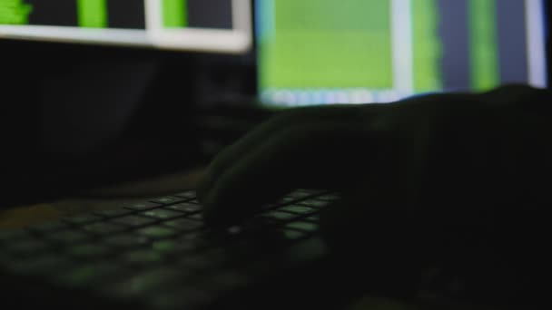 컴퓨터 모니터 뒤에 남자입니다. 인터넷 중독 반사 해커 범죄 검색 늦은 밤 코드 사이버 테러 암호 해킹 4k Uhd 안경 — 비디오