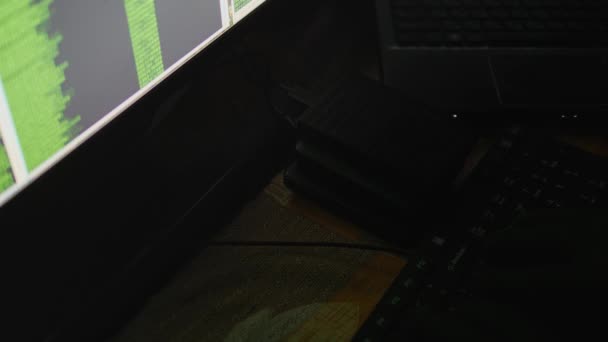 Ο άνθρωπος πίσω από την οθόνη του υπολογιστή. Διαδίκτυο εθισμός αντανάκλαση εγκλήματος χάκερ γυαλιά περιήγησης αργά το βράδυ Κωδικός Cyber τρομοκρατία κωδικό Hacking 4k Uhd — Αρχείο Βίντεο