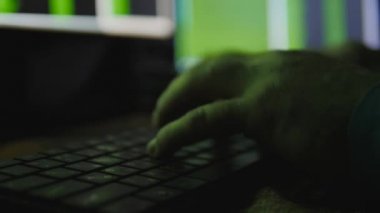 bilgisayar monitörü arkasındaki adam. Internet bağımlılığı yansıma Hacker suç tarama gece geç saatlerde kod siber terörizm parola Uhd 4 k kesmek gözlük