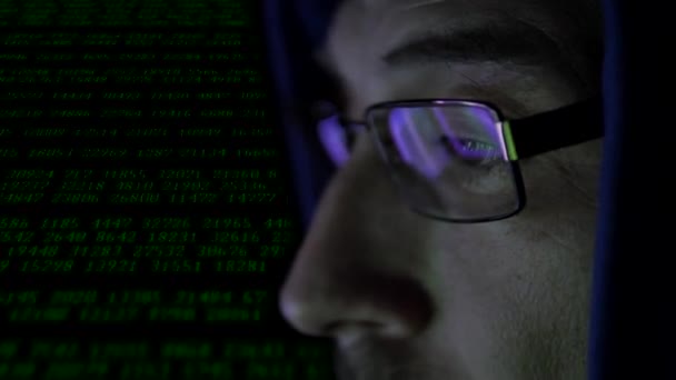 Homme derrière le moniteur d'ordinateur. Internet Addiction Réflexion Hacker Crime Lunettes Navigation en retard Code de nuit Cyberterrorisme Mot de passe Hacking Full hd 4K — Video