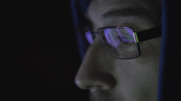 Hombre detrás del monitor de la computadora. Adicción a Internet Reflexión Hacker Crimen Gafas Navegación por la noche Código Ciberterrorismo Contraseña Hacking Uhd 4K — Vídeo de stock