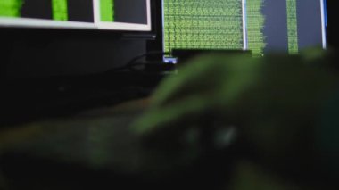 bilgisayar monitörü arkasındaki adam. Internet bağımlılığı yansıma Hacker suç tarama gece geç saatlerde kod siber terörizm parola Uhd 4 k kesmek gözlük