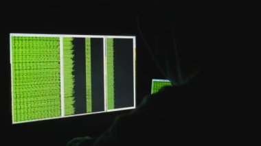 bilgisayar monitörü arkasındaki adam. Internet bağımlılığı yansıma Hacker suç tarama gece geç saatlerde kod siber terörizm parola Uhd 4 k kesmek gözlük