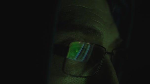 Mann hinter dem Computermonitor. Internet-Sucht Reflexion Hacker Verbrechen Brille Browsing Late Night Code Cyber-Terrorismus Passwort hacken uhd 4k — Stockvideo