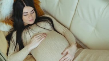 Bebek için bekleyen kadın