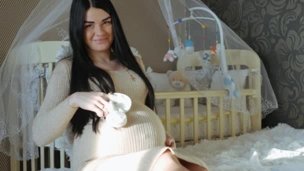 Mujer esperando al bebé — Vídeo de stock