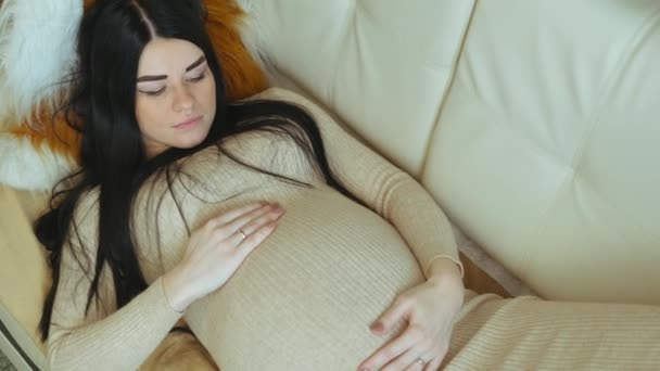 Mujer esperando al bebé — Vídeo de stock