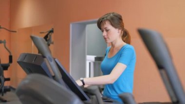 Spor salonu. Spor eğitim kızdır.