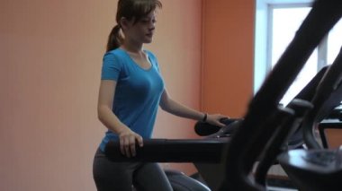 Spor salonu. Spor eğitim kızdır.
