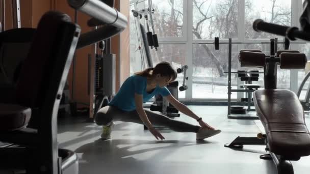 Hala sportowa. Dziewczyna jest trening na siłowni. — Wideo stockowe