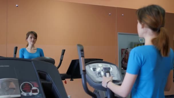 Sportovní hala. Dívka je trénink v tělocvičně. — Stock video