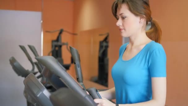 Sala de deportes. Chica está entrenando en el gimnasio . — Vídeos de Stock