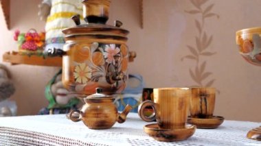 Semaver, ahşap mutfak eşyaları.