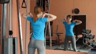 Spor salonu. Spor eğitim kızdır.